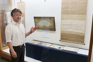 良寛の人柄が分かる和歌や漢詩が並ぶ良寛記念館の企画展＝出雲崎町米田