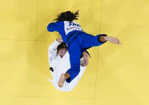 混合団体決勝女子57キロ級 フランス選手(上)に一本勝ちする角田夏実=パリ(共同)