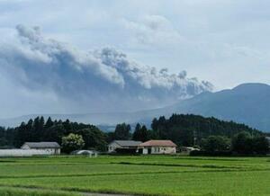 宮崎、鹿児島県境にある霧島連山・新燃岳から上がる噴煙=22日午後、宮崎県小林市から撮影(和良組のXから)