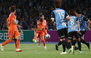 川崎－新潟　後半３５分、ＦＷ太田修介が決めて３－２と勝ち越す＝等々力（写真映像部・永井隆司）