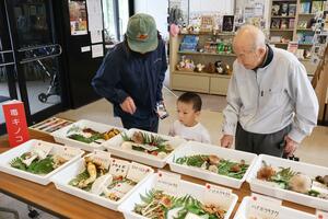 キノコの実物を展示し、おいしい食べ方も解説した「再発見教室」＝柏崎市博物館