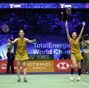 　女子ダブルス準々決勝を突破した志田千陽（右）、松山奈未組＝パリ（共同）