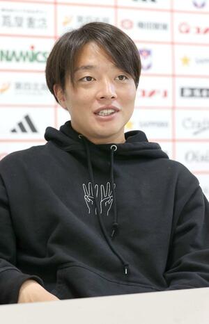 インタビューに応じるJ1新潟のMF高木善朗
