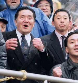 　２００１年１月、全国高校ラグビー決勝で試合を見守る伏見工高総監督の山口良治さん（左）＝花園
