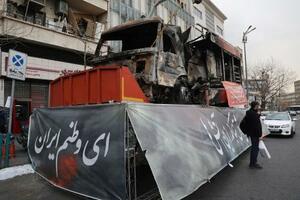 　イランの首都テヘランで、反政府デモで焼けた消防車＝１９日（ロイター＝共同）