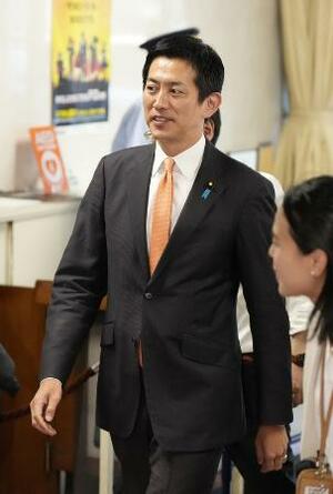 自民党本部に入る小林鷹之元経済安保相=7月、東京・永田町