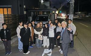 横田めぐみさんが拉致された現場で説明を受ける日韓の学生ら=11月7日、新潟市中央区