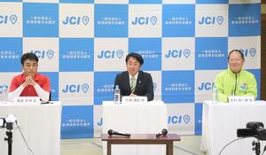 ネット公開の討論会に臨む(左から)黒岩宇洋さん、斎藤洋明さん、吉村祐一郎さん=10月22日、新発田市住吉町2