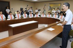 鈴木康之副知事(右端)から激励を受ける新潟産大付の選手たち=県庁