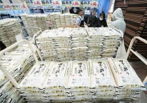 　東京都内の店舗に並ぶコメ