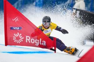 女子パラレル大回転準々決勝 滑走する三木つばき=ログラ(共同)