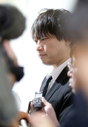 株主総会後に取材に応じる和田直希氏。取締役の再任議案が否決された=新潟空港