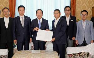 額賀衆院議長(中央左)に、臨時国会召集の要求書を提出する立憲民主党の笠国対委員長(同右)と野党の国対委員長ら=10日午前、国会
