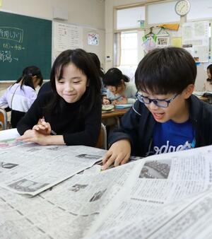 新聞を使ったゲームを楽しむ東青山小の子どもたち=10月16日、新潟市西区青山