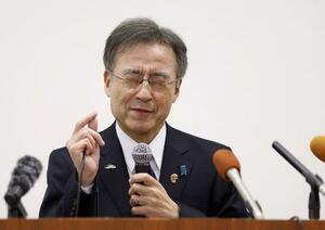 　福井県議会本会議で辞職が同意され、記者会見する杉本達治知事＝２０２５年１２月、福井県庁