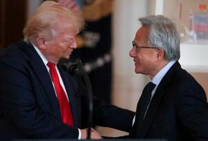 握手するトランプ米大統領(左)と米半導体大手エヌビディアのジェンスン・フアンCEO=2025年4月、ワシントン(ロイター=共同)