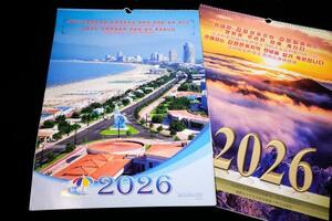 　北朝鮮の出版社が中国向けに発行した２０２６年のカレンダー。海岸リゾートの観光をＰＲしている（共同）