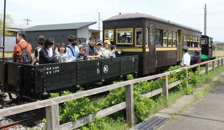 旧頸城鉄道の車両に体験乗車する家族連れら＝５日、上越市頸城区百間町