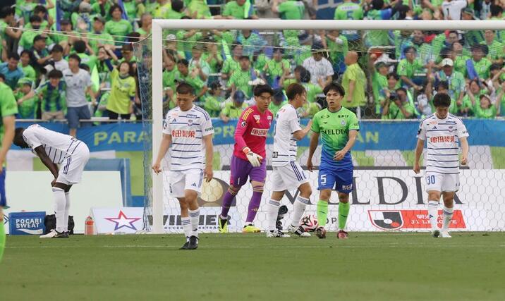 湘南ー新潟　後半１４分、１－２と湘南に逆転を許しうなだれる新潟の選手＝レモンＳ