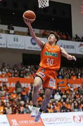 新潟－東京Ｕ　第２クオーター、長尾光輝がスチールからの速攻を決め２３－１７＝９日、アオーレ長岡