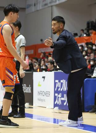 鵜澤潤ヘッドコーチに代わり急きょチームを指揮した佐藤優樹アシスタントコーチ（右）＝アオーレ長岡