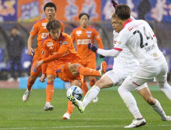 新潟－Ｃ大阪　後半、攻め込む新潟の選手たち。ＦＷ長倉幹樹がシュートを放つ＝ビックスワン