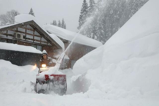 災害救助法が適用された阿賀町。住民が除雪に追われた＝２月７日
