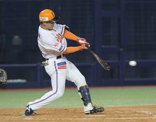 オイシックス－阪神　３回オイシックス、２死二塁、園部佳太が適時打を放ち１－１＝エコスタ