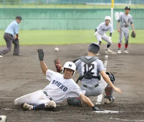 6回裏六日町1死満塁、田中の適時打で三走小合(中央)が生還し5-1とリードを広げる=9月12日、柏崎市佐藤池