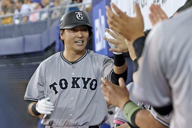 ＤｅＮＡ－巨人　通算１５００安打を達成した巨人の長野久義。ベンチでチームメートの祝福を受ける＝エコスタ