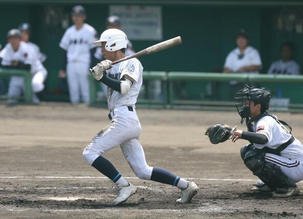 新潟第一－六日町　１回六日町２死満塁、森山遥斗が２点適時打を放ち、６－０＝７月１９日、悠久山球場