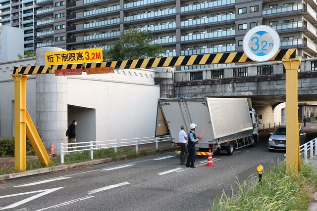 荷台が損傷したトラック