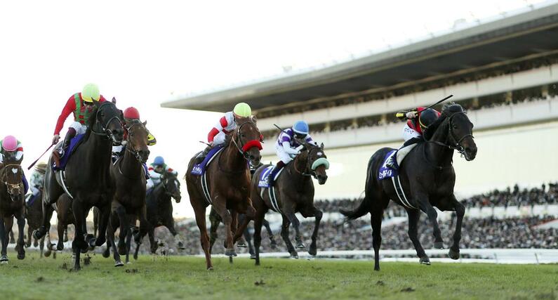 第７０回有馬記念を制したクリスチャン・デムーロ騎乗のミュージアムマイル（右端）＝中山競馬場