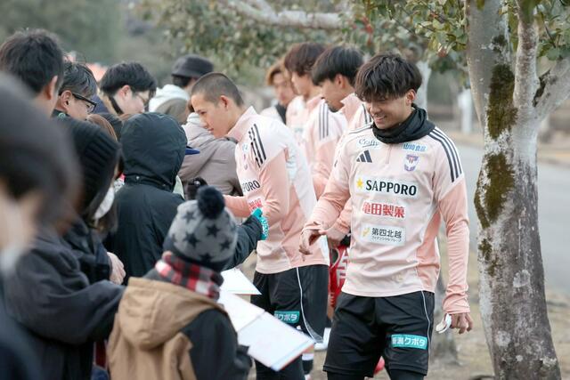 ファンサービスする選手たち=宮崎県都城市