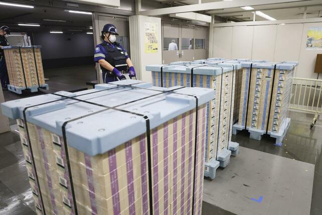 新紙幣の金融機関への引き渡しが始まり、運び出される新紙幣＝７月３日午前、日銀本店（代表撮影）