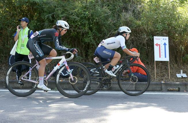 準優勝の水谷彩奈(右)=9月21日、滋賀県東近江市