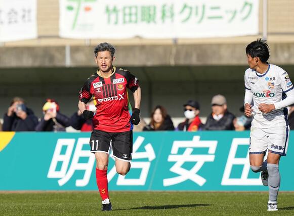 福島－長野　試合終了間際、プレーする福島・三浦（左）＝とうスタ
