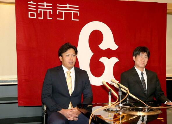 巨人と仮契約を結んだ知念大成(左)と、巨人の斉藤宜之担当スカウト=新潟市中央区