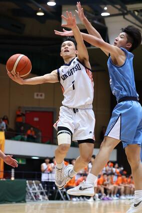 男子決勝リーグ　北越－新潟工　第４クオーター、北越の石本絆湊がシュートを決め８０－７７＝新潟市体育館