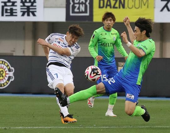 湘南ー新潟　後半、ミドルシュートを放つ新潟のＭＦ谷口海斗＝レモンＳ