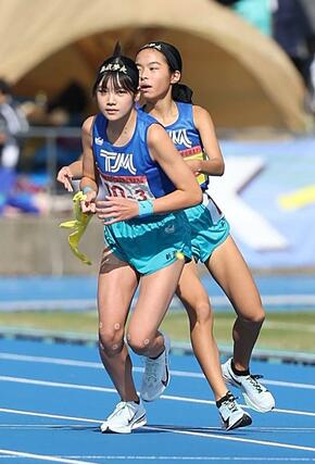 十日町南の2区田村爽(右)が3区髙橋愛希生にたすきを渡す=7日、新発田市五十公野公園