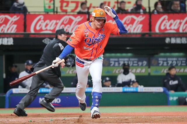 西武ーオイシ 8回無死一塁 代打の陽岱鋼が右前打でチャンスを広げる=ベルーナドーム