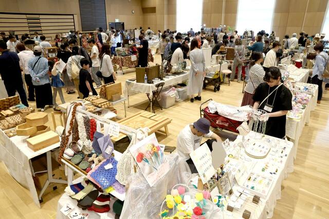 来場者が手作り品の買い物を楽しんでいるハンドメイドフェス＝３１日、長岡市中央公園
