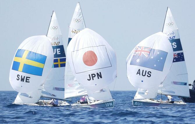 混合４７０級のメダルレースに出場した岡田奎樹、吉岡美帆組（中央）＝マルセイユ（共同）