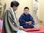 「落語ラボ」で金原亭世之介さん(左)から扇子の扱い方の指導を受ける橋本智悠さん=2月、東京都中央区