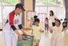 歓声を上げながらボール遊びを夢中で楽しむ園児＝新潟市西区内野上新町