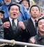 　２００１年１月、全国高校ラグビー決勝で試合を見守る伏見工高総監督の山口良治さん（左）＝花園