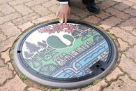 村上市が広告入りマンホールのふたを設置　広告主は都市環境緑化に決まる「街の活性化に役立ちたい」