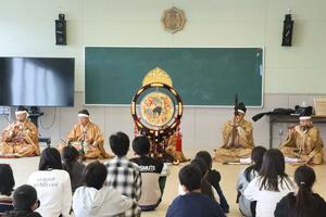 児童たちの前で雅楽を演奏する「若宮八幡宮雅楽振興会」のメンバー＝南魚沼市一村尾