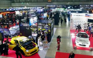 千葉市の幕張メッセで開幕した「東京オートサロン」=9日午前